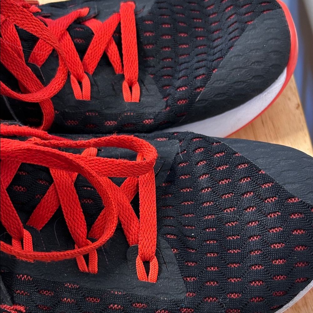 Nike LeBron Witness 5 Basketball Black and Red Sneakers - Picture 9 of 12